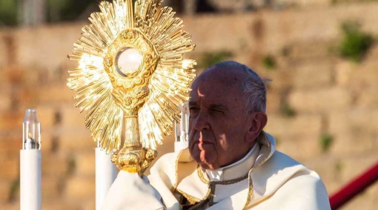 Papa celebra missa de Corpus Christi na Basílica de São Pedro no domingo, dia 14