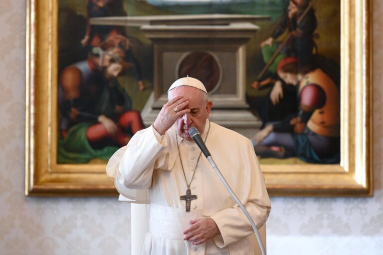O Papa na intenção de dezembro: rezando, mudamos a realidade e nossos corações