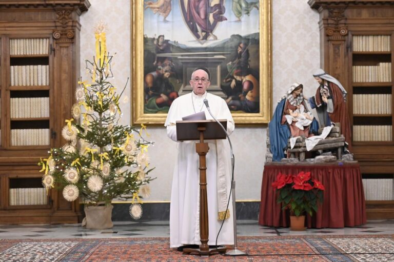 Papa no Angelus: acolher Jesus em família, que nos ama nas nossas fragilidades