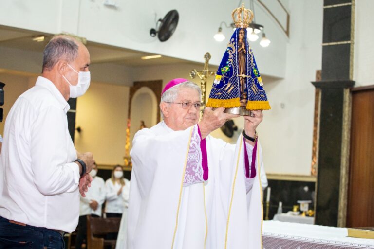 Dom Fernando presidiu Santa Missa em honra a Nossa Senhora Aparecida e pelo aniversário de 112 anos de Itumbiara